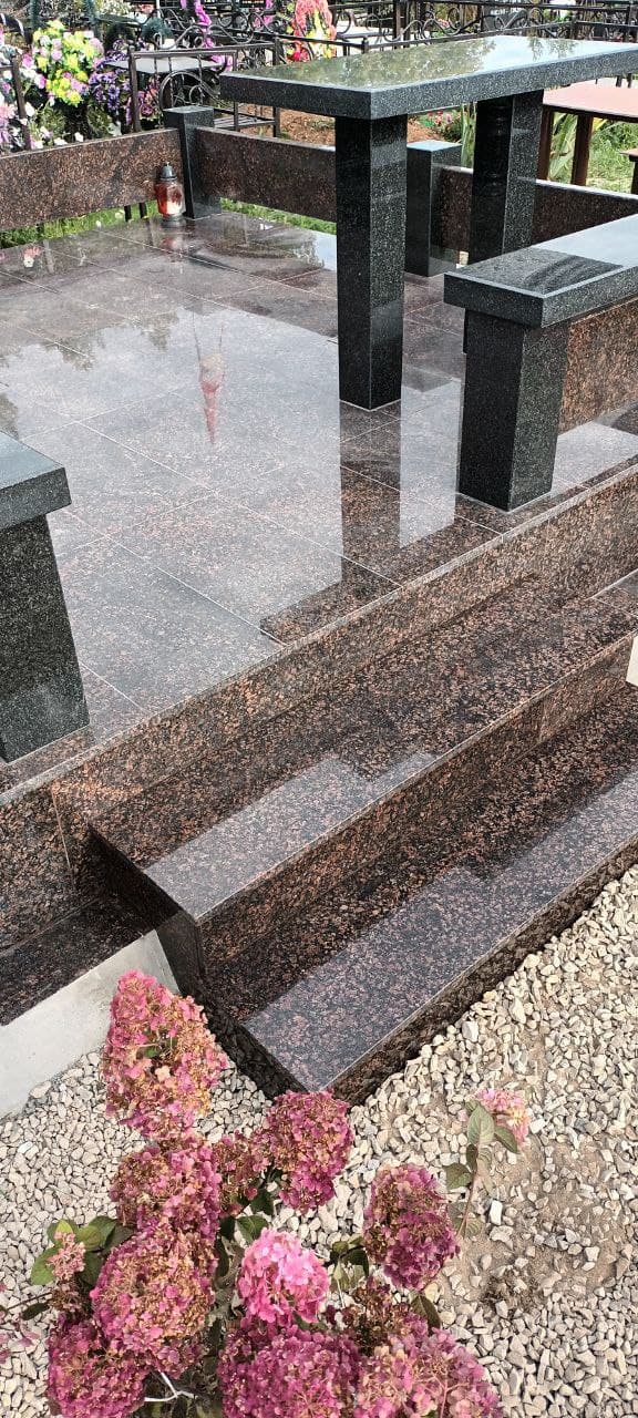 Гранитный комплекс со ступенями и зоной отдыха.