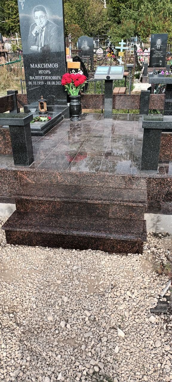 Гранитный комплекс с высокой стелой и мемориальной книгой.