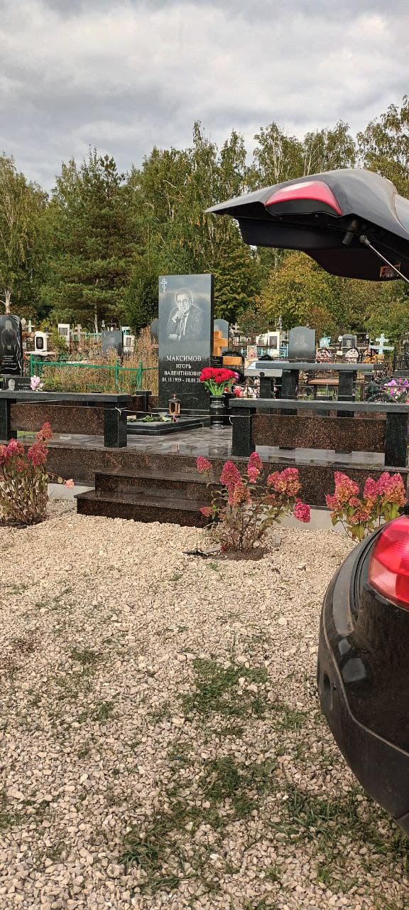 Гранитный комплекс со ступенями, столом и лавкой.