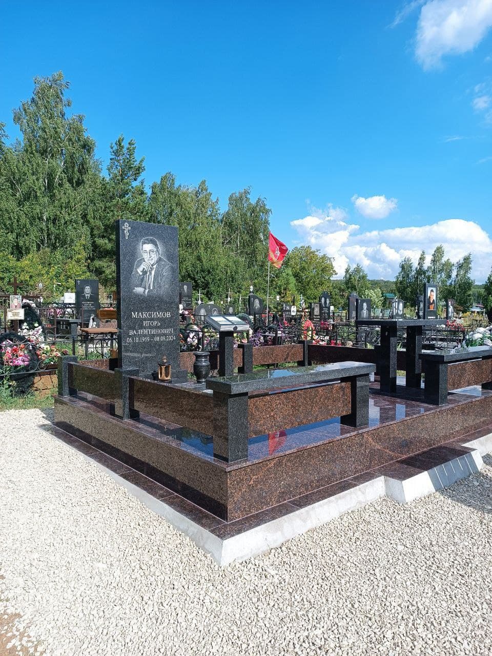 Комплекс элитный со ступенями из гранита. Облицован "Дымовской плиткой. Забор из гранита, стол, лавка из гранита.