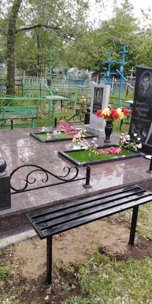 Двойной гранитный комплекс с ковкой и черной лавкой.