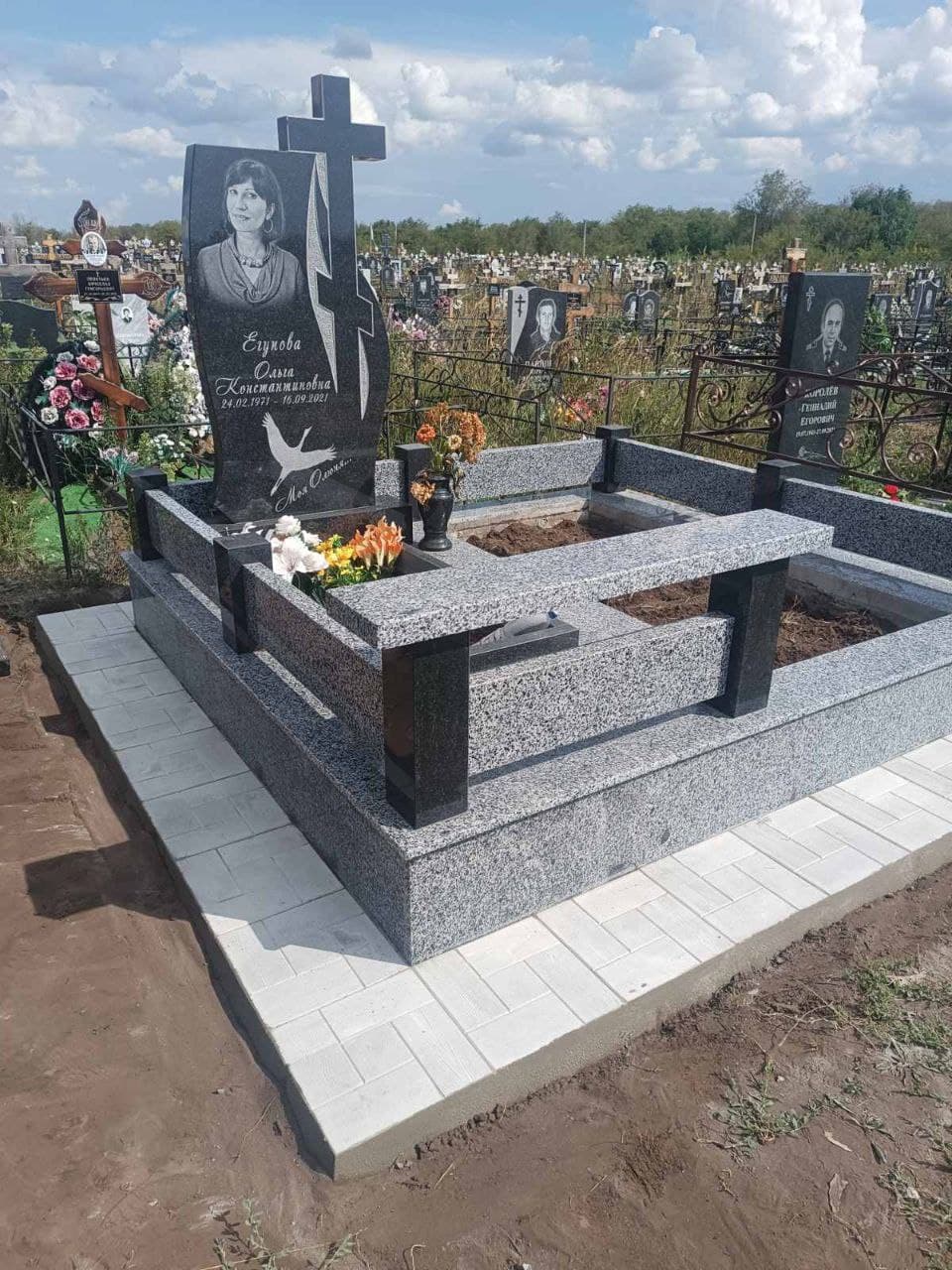 Комплекс выполнен из двух видов гранита чёрного "Габбро" и серого "Санарский" с забором из гранита.